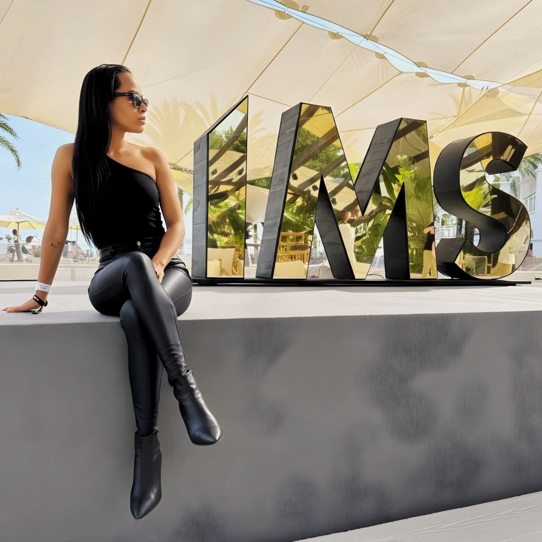 Maya Fourteen recebendo seu prêmio no IMS Ibiza 2025