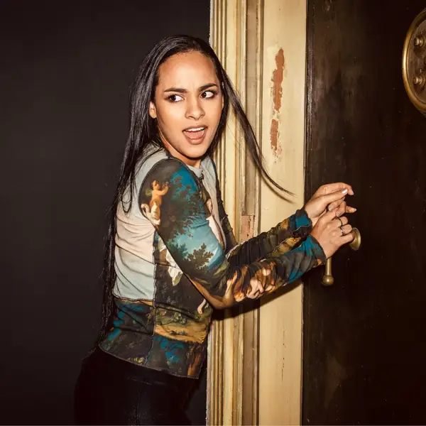 Maya Fourteen, retrato de moda em uma porta