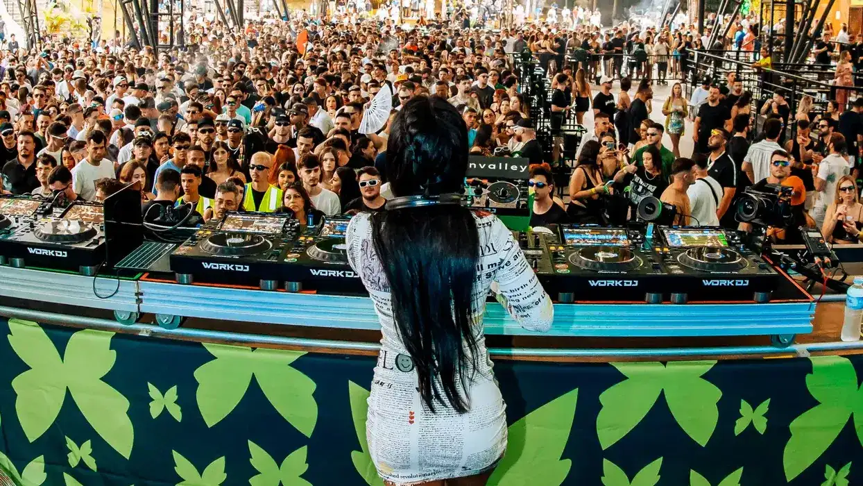 Maya Fourteen actuando en Greenvalley, Brasil